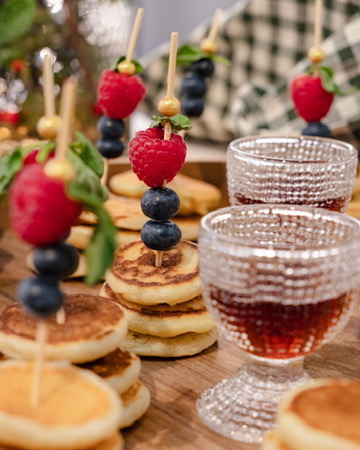 Mini pancakes con brochetas de frutos rojos y cristalería tallada en el brunch