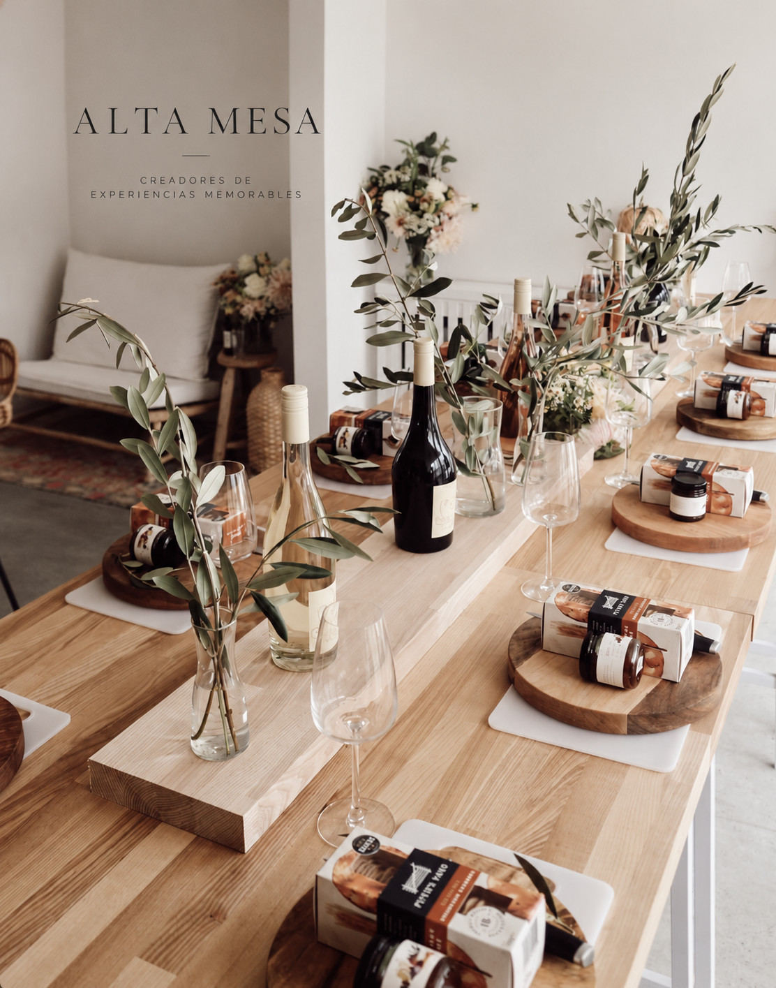 Mesa de masterclass preparada con vinos, arreglos botánicos y estaciones individuales de degustación