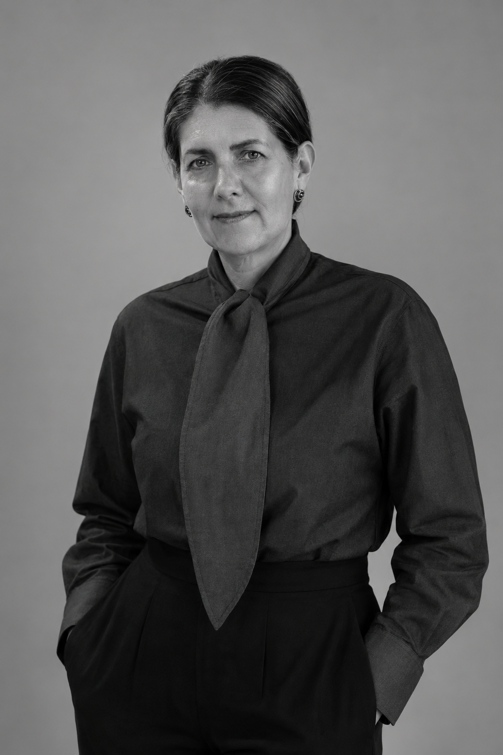Retrato en blanco y negro de Patricia Díaz, artista floral y directora de arte botánico de Alta Mesa, en plano medio sobre fondo gris