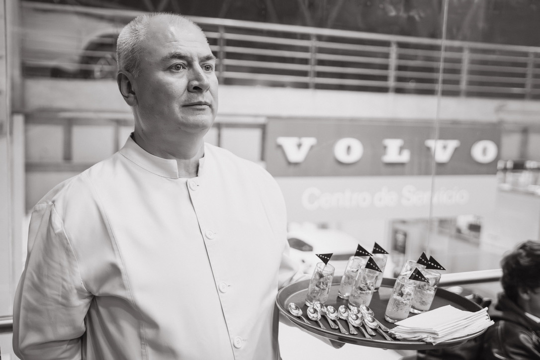 Chef sirviendo bandeja de vasitos de autor durante el lanzamiento
