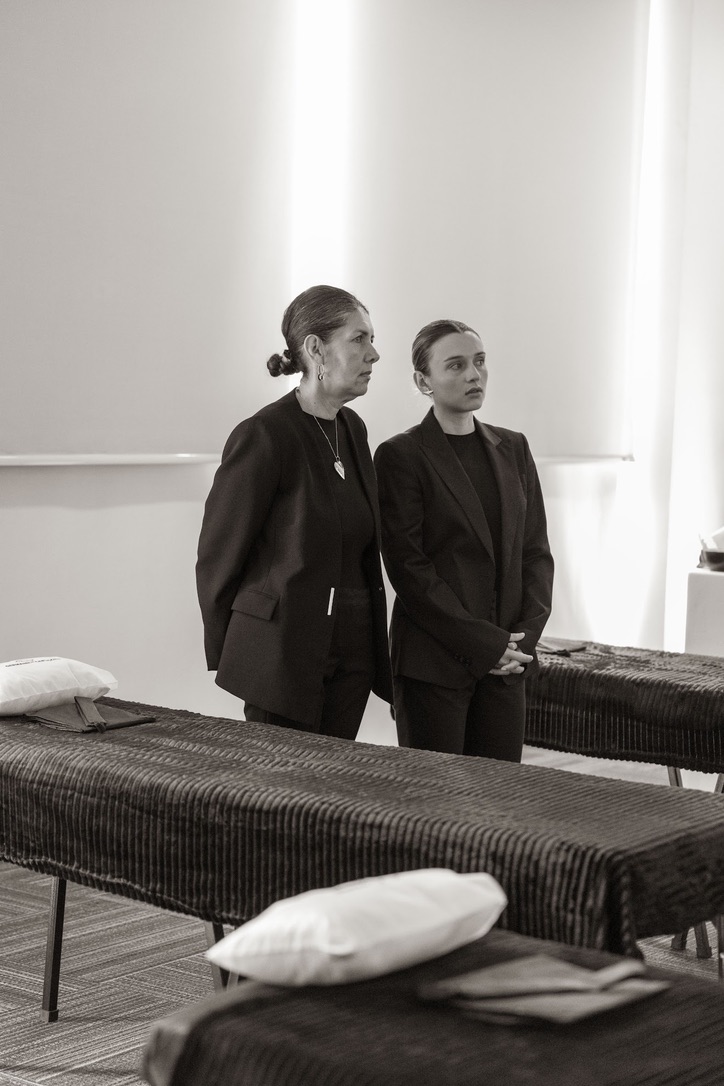 Equipo de Alta Mesa coordinando la sala antes de recibir invitados